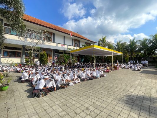 Perayaan Hari Raya Saraswati Penuh Khidmat di SMK Negeri 1 Tampaksiring
