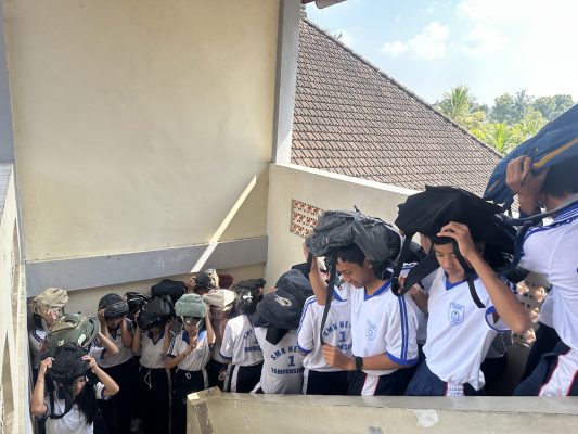 Bumi Berguncang dan Api Berkobar: Siswa SMKN 1 Tampaksiring Siap Siaga!